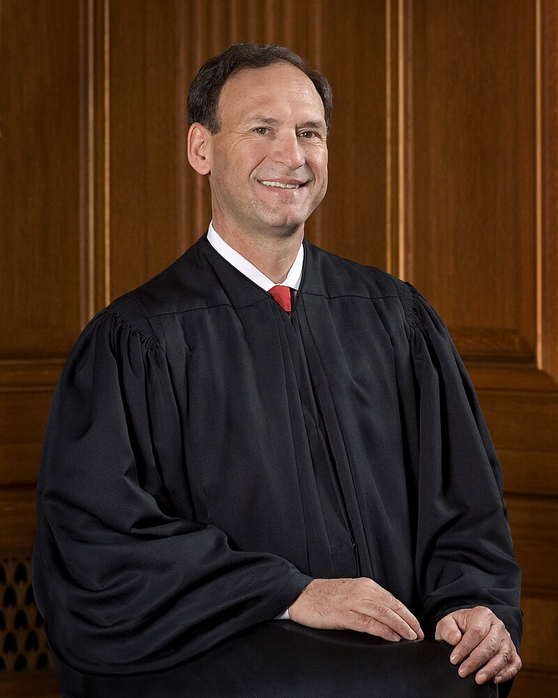 Official photo of Samuel Alito in judge's robes